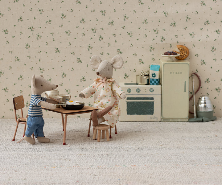 Table and chair set, Mouse