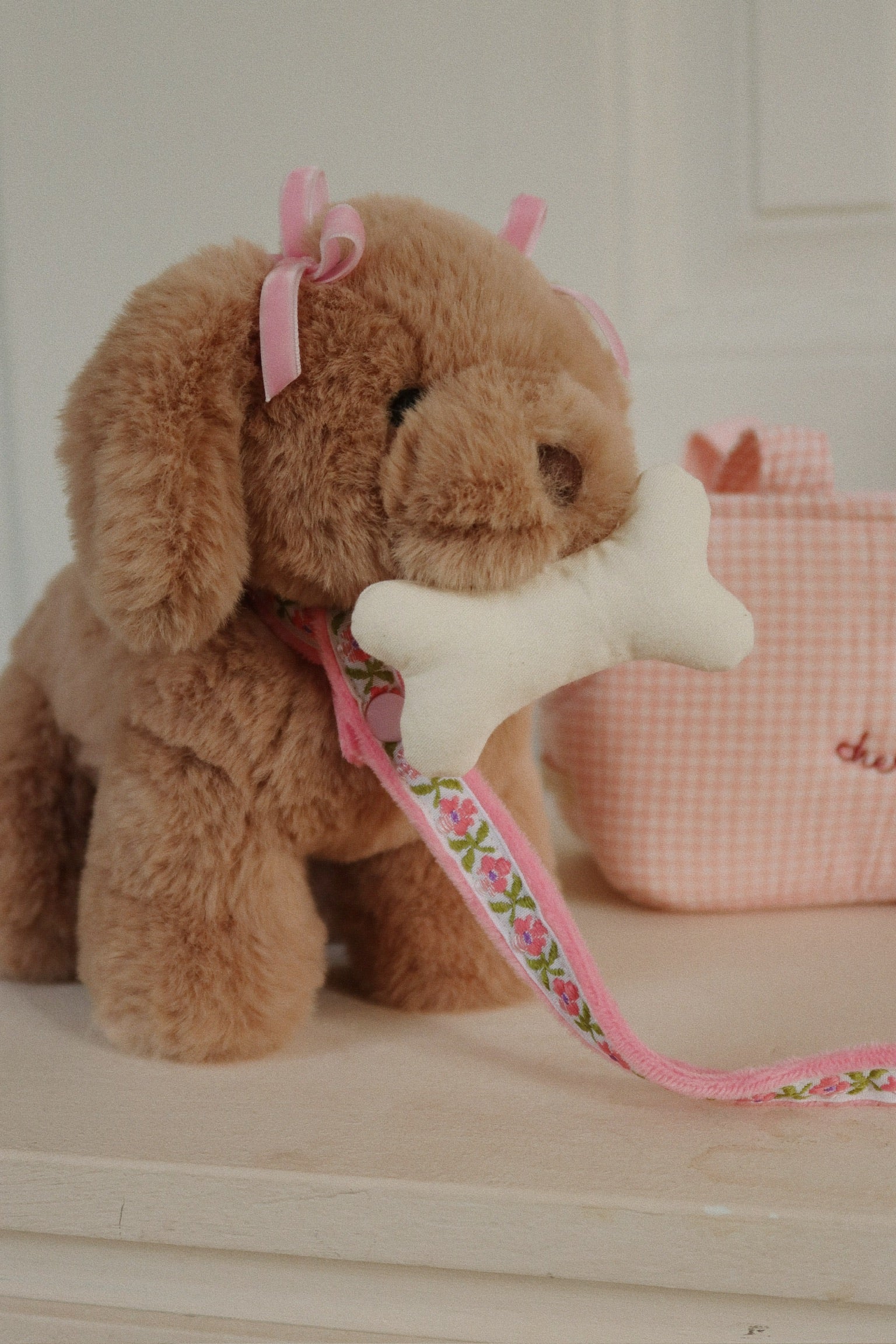 Maude Puppy - Knuffel in mandje